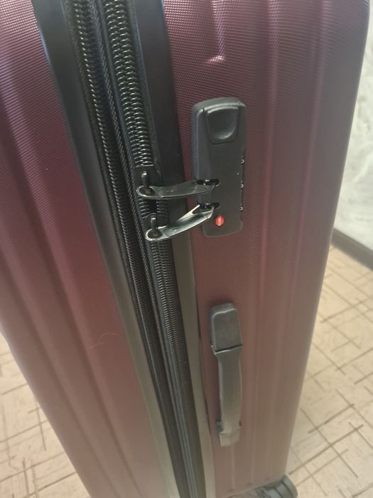 Продам новый чемодан