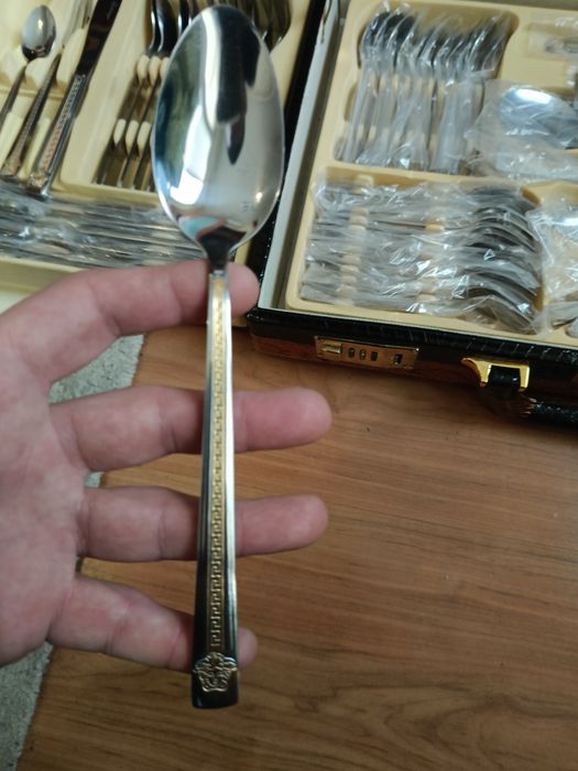 Посудана на Versace чисто нова .