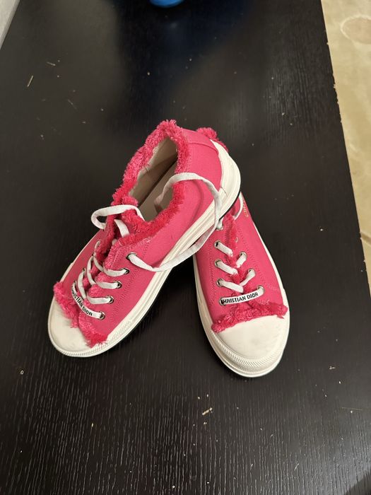 Босоножки и кеды.