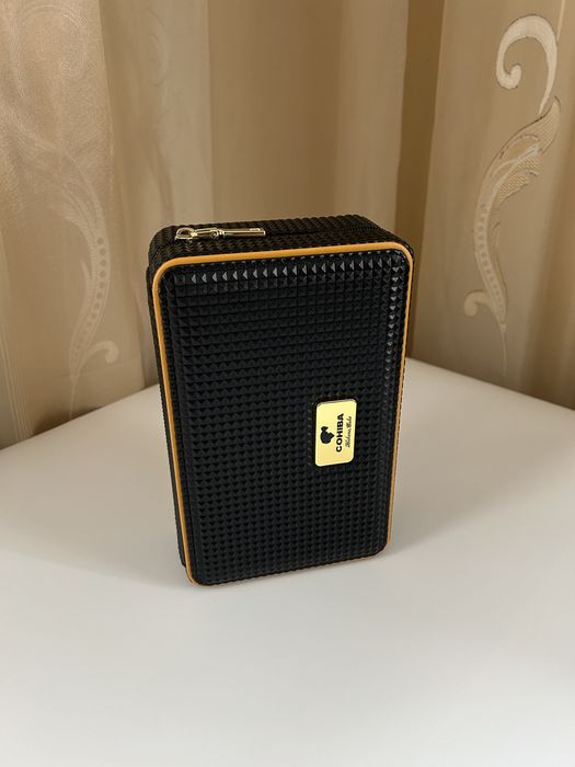COHIBA хумидор за 4 пури – преносим, кожен, с дигитален хигрометър