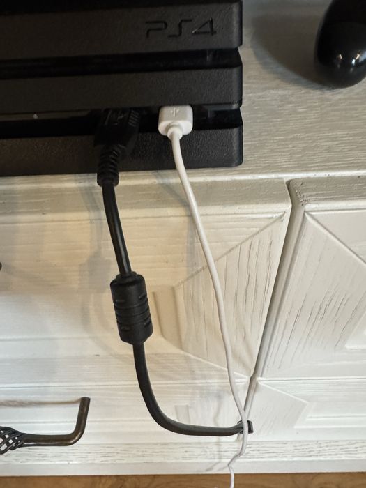 PS4 Pro 1TB + 2 джойстика + 4 игри – отлично състояние; преглед и тест