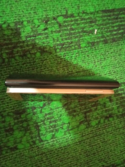 Samsung vaNokia sotiladi ishlashi yaxshi aybi ekrani isllamaydi zpchas