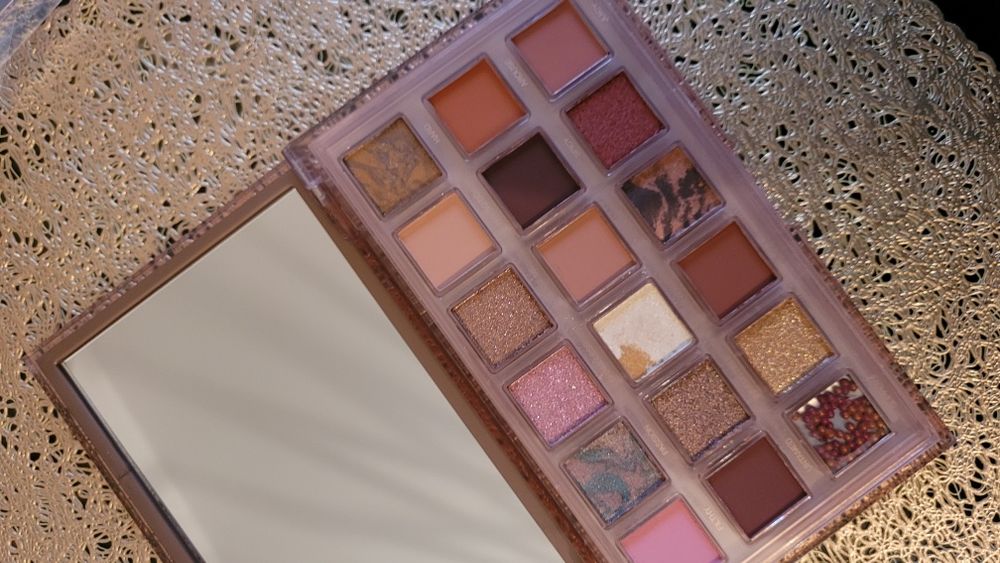 Paletă de farduri cu 18 culori pigmentate