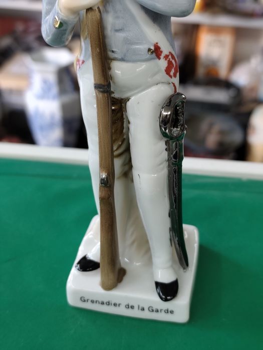 Порцеланова статуетка на войник