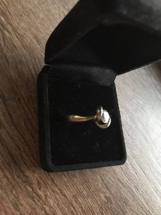 Златен пръстен с камък