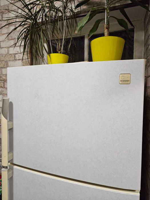 Срочно продаю двух камерный холодильник Daewoo