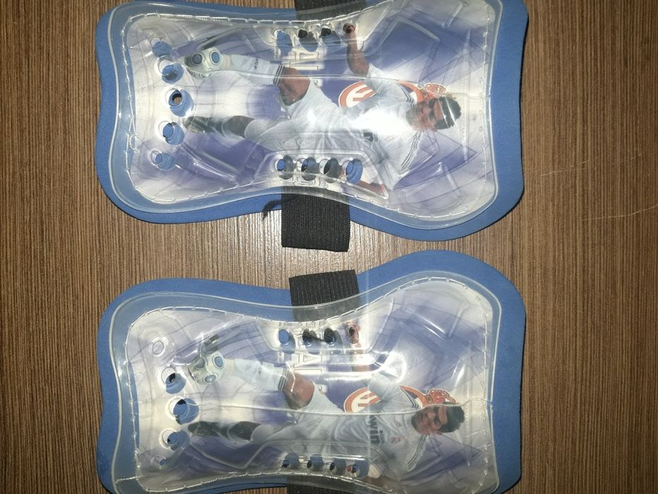 Продам футбольные щитки