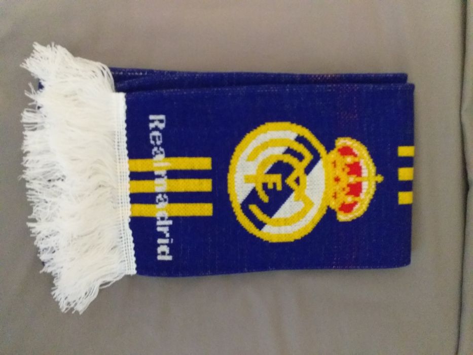 Продаётся шарф.Абсолютно новый.