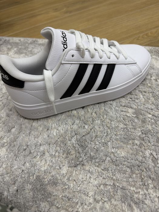 Продаю кроссовки Adidas 36 размер, оригинал!