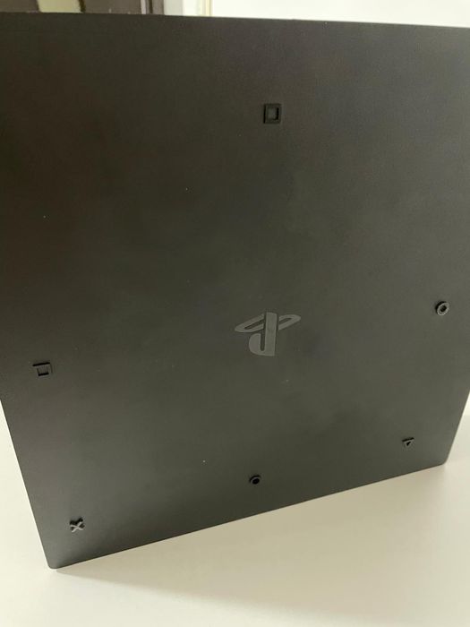 Vând PlayStation 4 Pro 1Tb