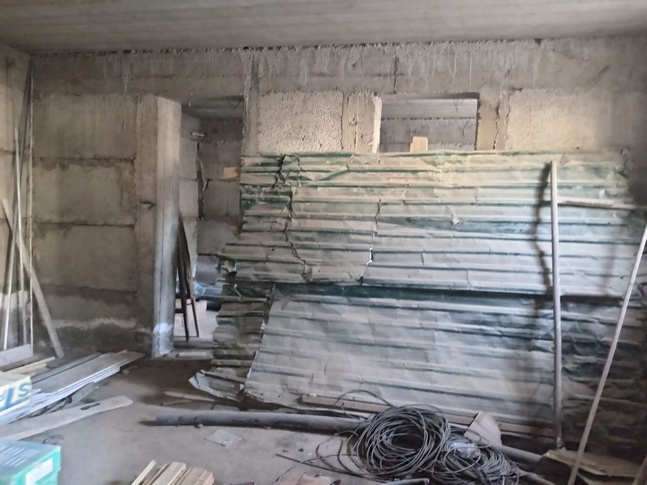 Dom yarim padval joy sotiladi