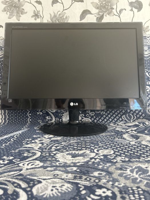 Компьютер стоит дома рабочий.