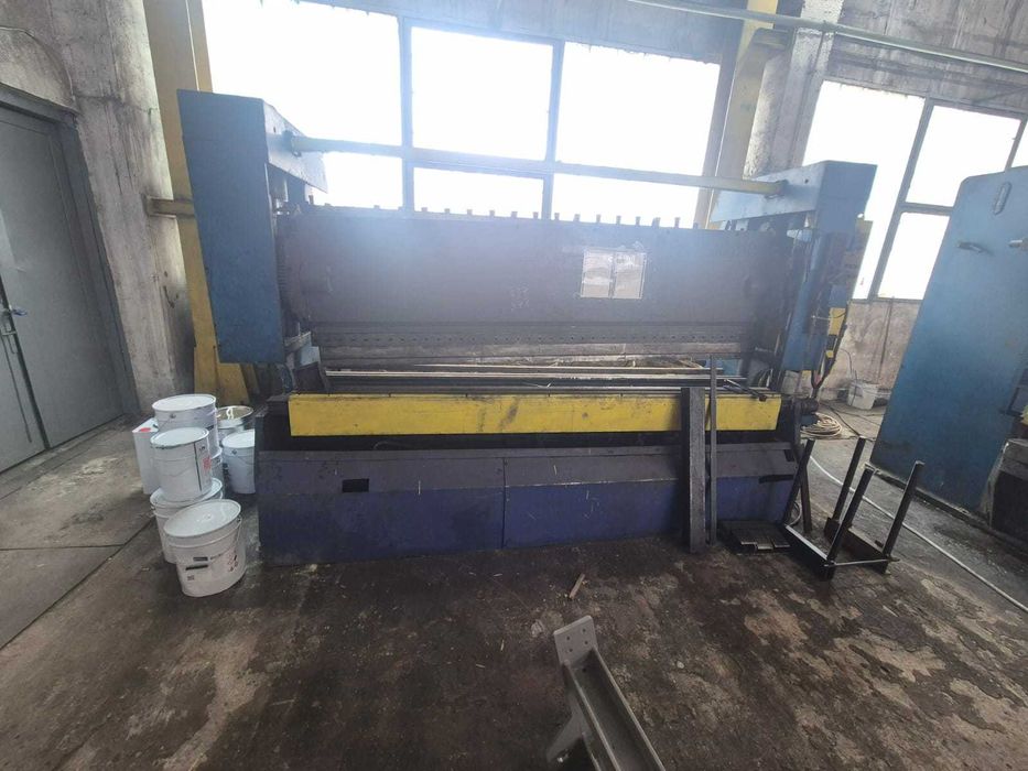 Utilaje metal: abkant, ghilotina, calandru roluit tabla 30mm