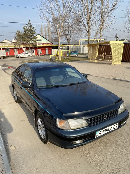 Продам машину Карина е