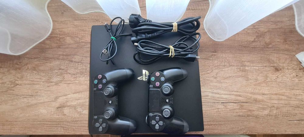 Playstation 4 с 17 игри към него