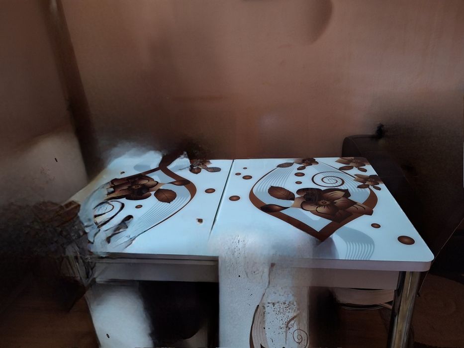 Трапезна маса без столове