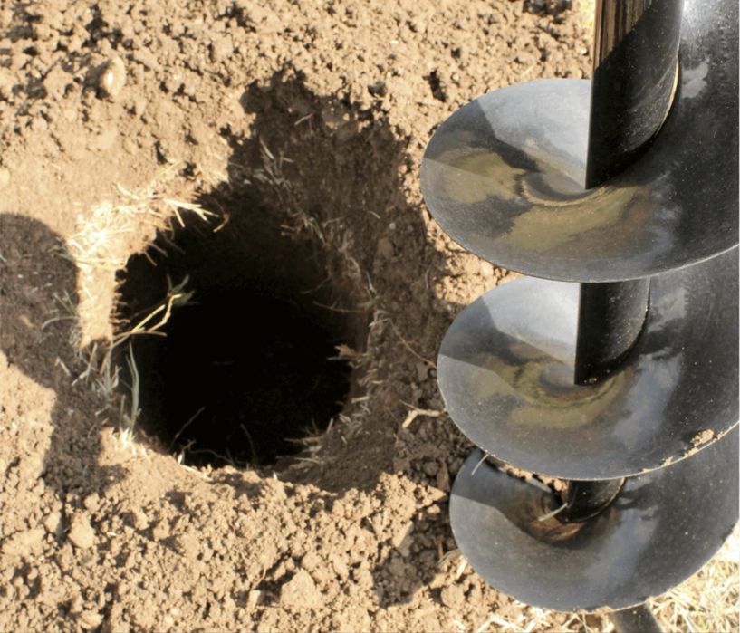 Execut gropi cu motoburghiu pentru stalpi de gard