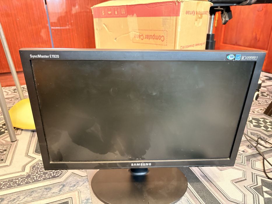 Монитор Samsung SyncMaster E1920