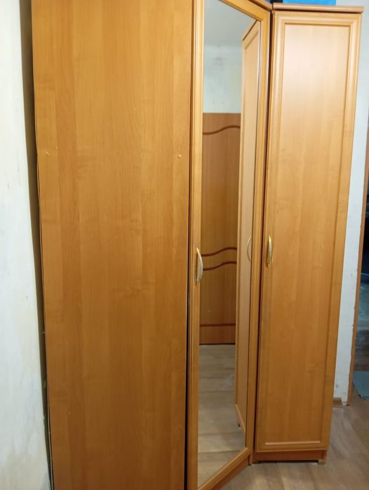 Продам шкаф угловой срочно