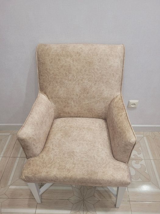 Продам новое кресло , дерево