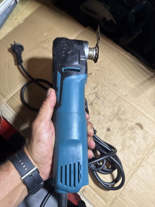 Multifunctionala pe fir Makita cu turatie reglabila