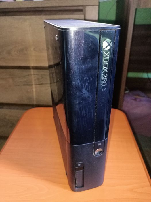 Consola  si Jocuri Xbox 360 E  cititi anuntul!
