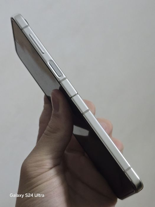 Samsung Galaxy Z flip 5 350$