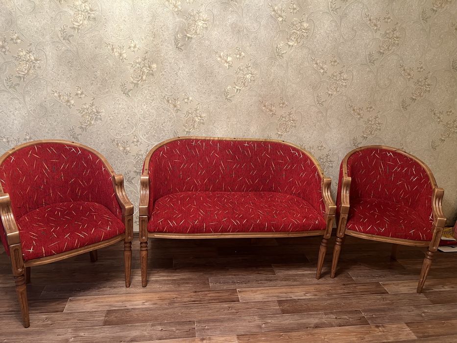 Диван с двумя креслами