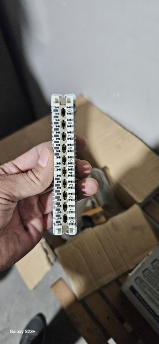 Плинт с замкнутыми контактами