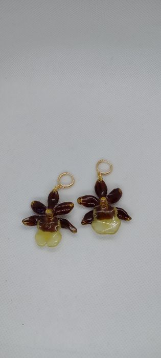 Обеци с естествен цвят на мини орхидея. Цветче с размери 3,5/4 см. 
Вн