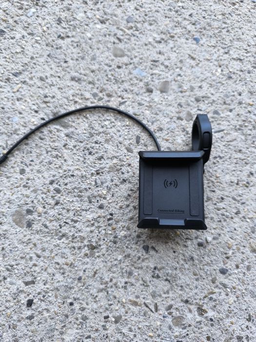 Контролер Bosch LED Remote BRC3600 и държач Bosch Smartphone BSP3200