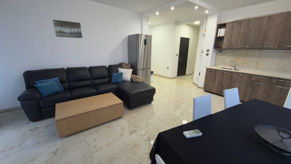 Дава се под наем Тристаен апартамент в Пазарджик, Център - 100 кв.м за 368.73 € - Снимка #1