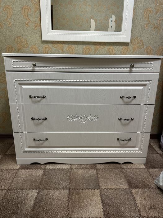 Продеается комод с зеркалом