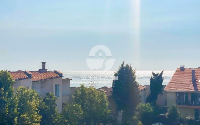 Четиристаен апартамент с ГЛЕДКА МОРЕ в жилищна сграда, с. Равда