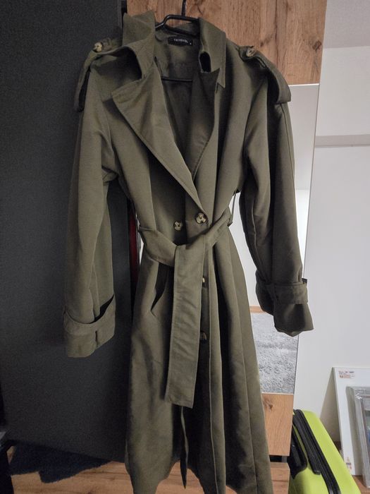 Маслено зелен шлифер на марката Trendyol, номер 36