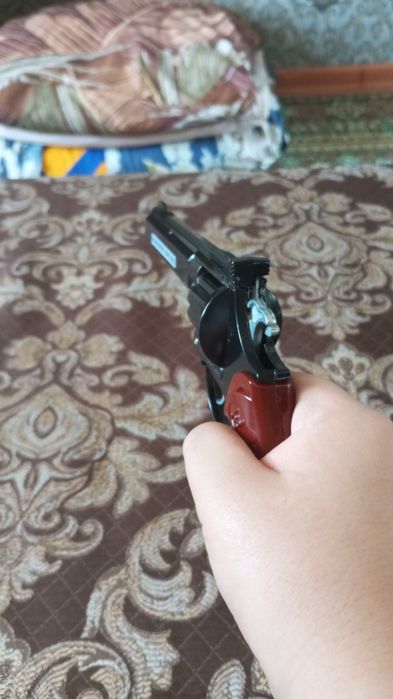 Револьвер игрушка пистоны