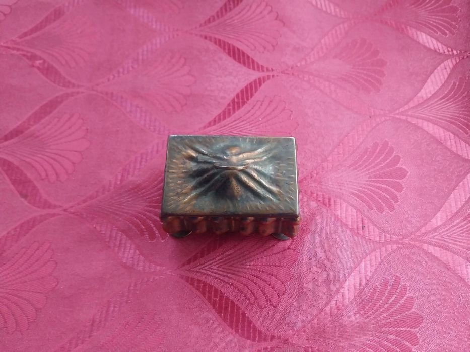 Cutie veche de bijuterii.