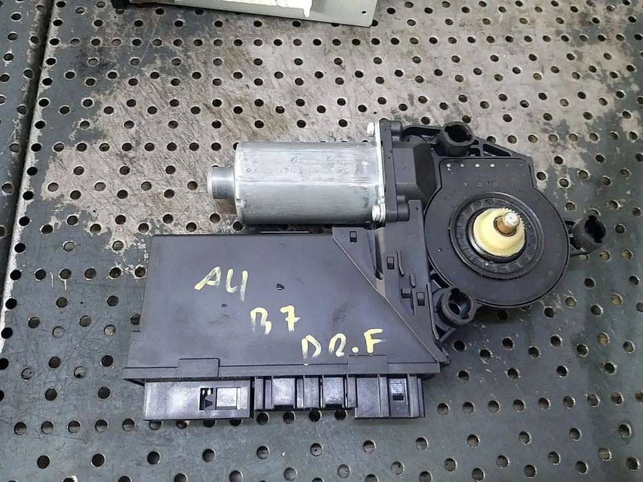 Motoras macara dreapta fata audi a4 b7 0130821764 8e1959802h 105841204 5wk49201cbf