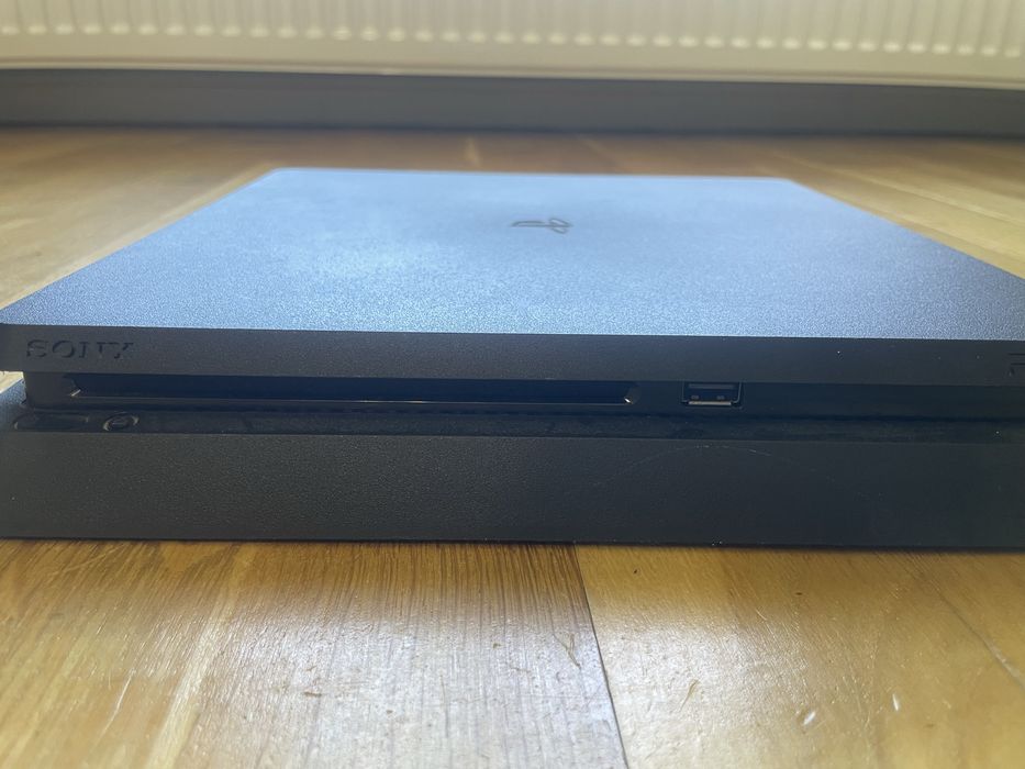 Ps4 slim 1 TB.