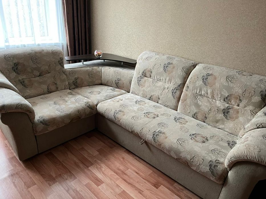Продам угловой диван с креслом