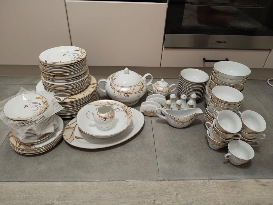 Столовый сервиз на 12 персон.