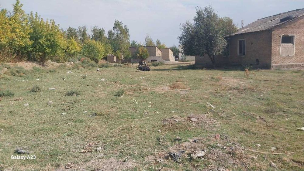 Koʻchmas mulk xizmat uyi va ayvon binosi