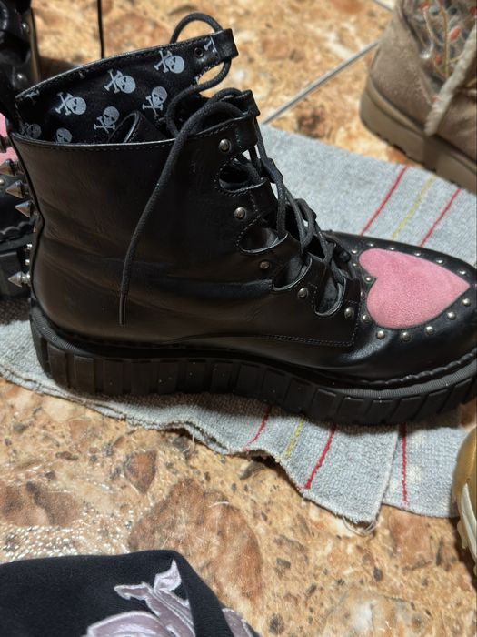 Ghete negre tip creeper cu inimioare roz LAMODA