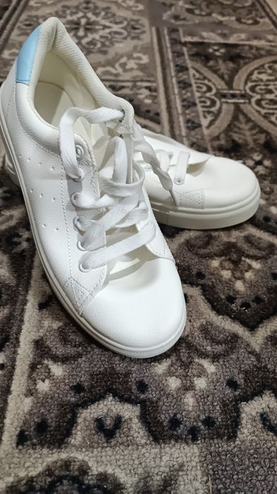 Кроссовки  новые 35 размер