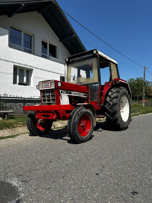 Tractor International 744