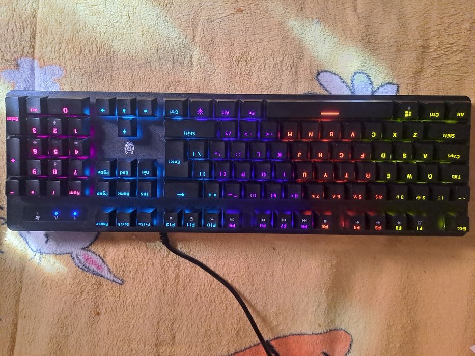 Vând tastatură gaming mecanică