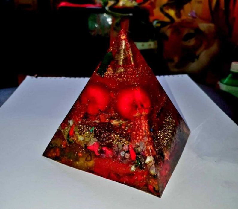Piramida 3 mere roșii, 15 cm x 14cm , orgon handmade