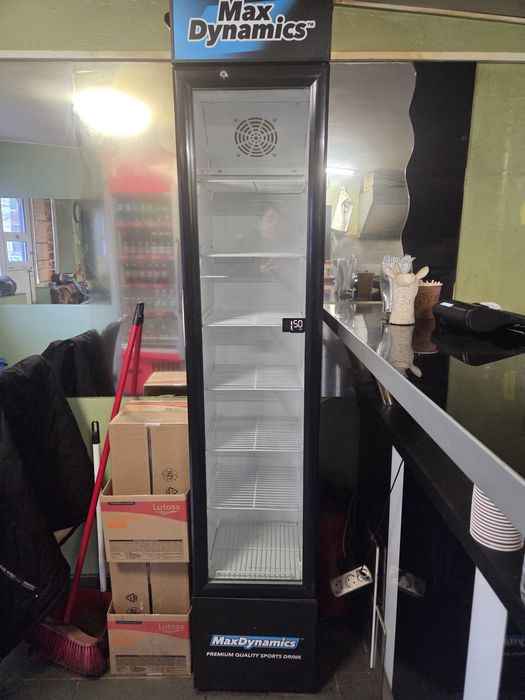 Витрина,   тесна и висока