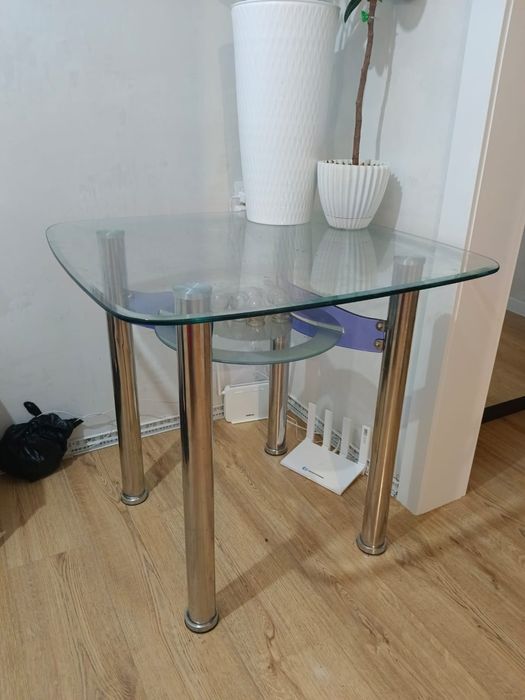 Калёный стеклянный стол