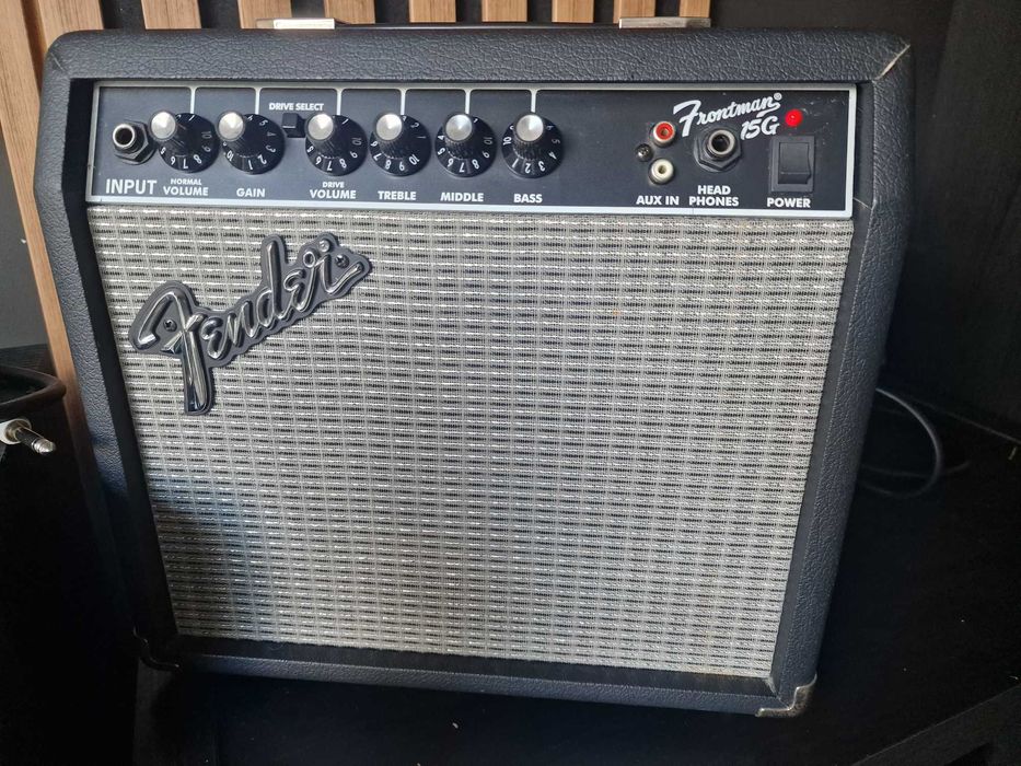 Комплект Електрическа китара Squier Stratocaster + Усилвател Fender Frontman 15G